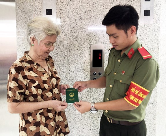 Tuổi trẻ Công an TP Hồ Chí Minh hỗ trợ cấp, đổi hộ chiếu cho người dân.